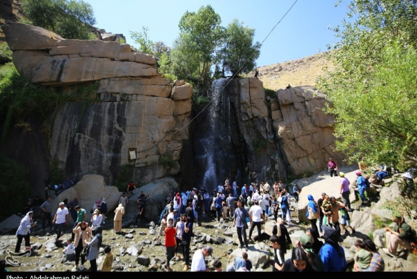 حضور مسافران در آخرین روزهای تابستان در همدان