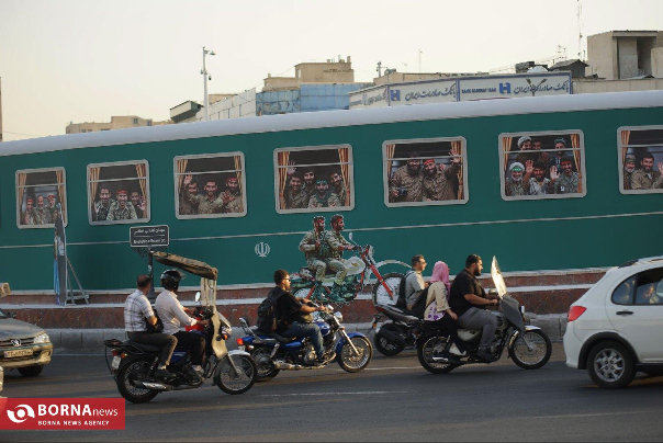 قطار «بدرقه یاران» در میدان انقلاب