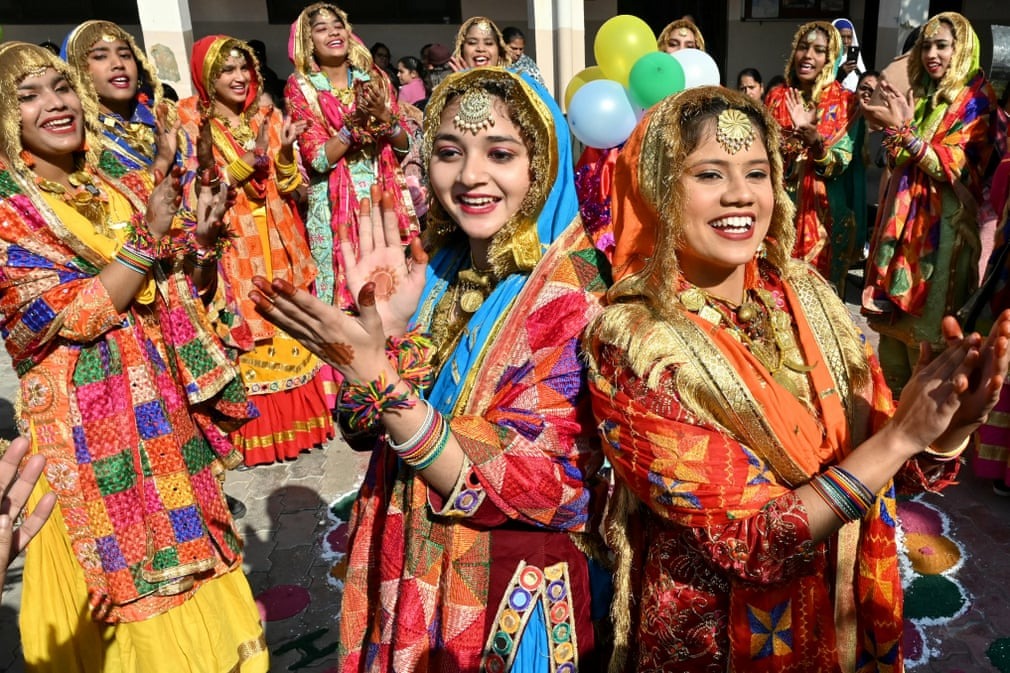 دختران دانش آموز در جشنواره سنتی لوهری، هند