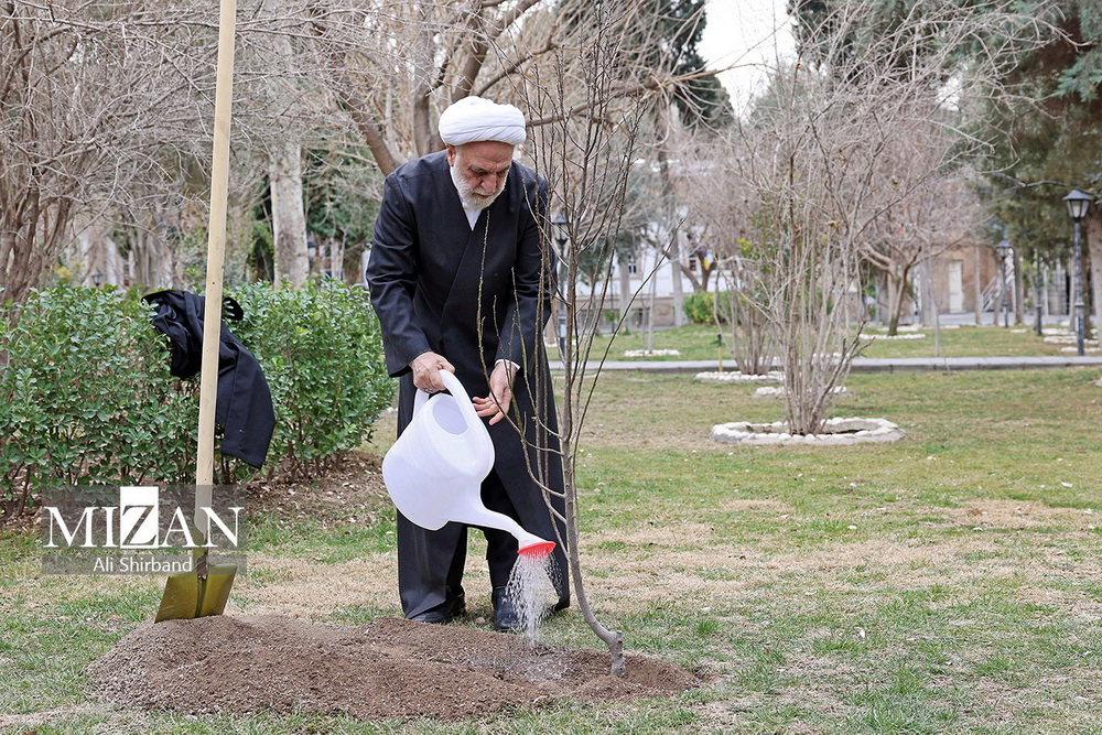 کاشت نهال توسط رئیس قوه قضائیه در روز درختکاری