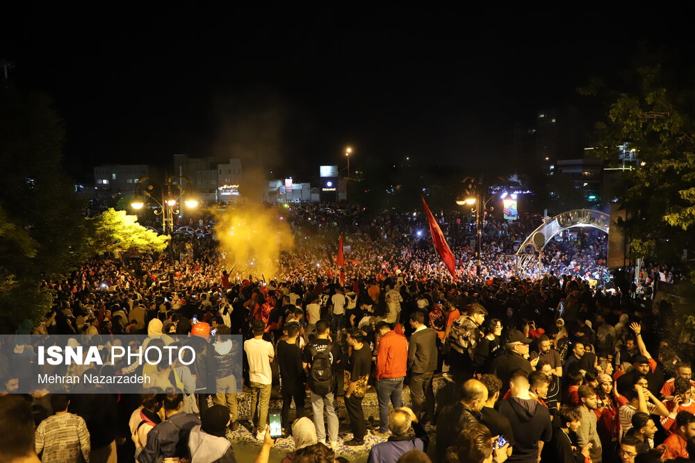 جشن خیابانی تبریزی‌ها پس از قهرمانی تراکتور در لیگ برتر فوتبال