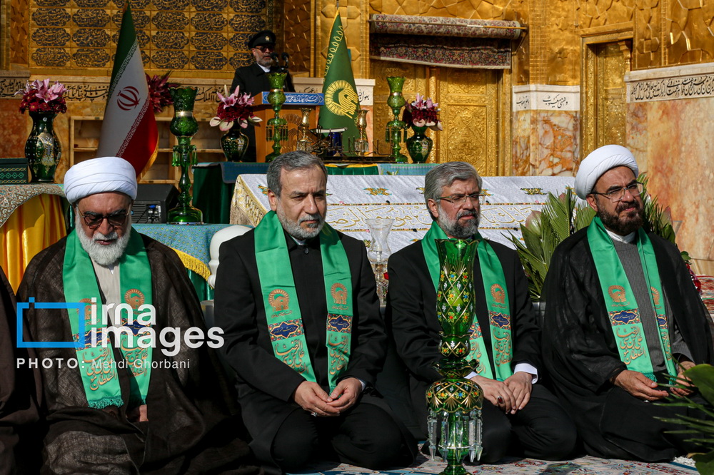 تعویض پرچم حرم مطهر امام رضا(ع)