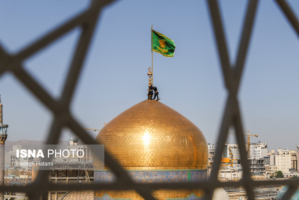 تعویض پرچم حرم مطهر امام رضا(ع)