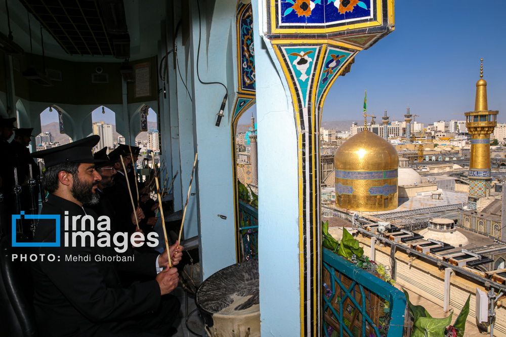 تعویض پرچم حرم مطهر امام رضا(ع)