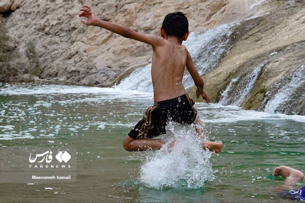 آب‌تنی در چشمه آبگرم سیاه‌کش