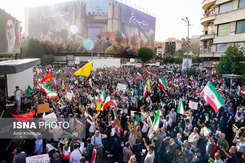 تجمع مردمی در محکومیت تجاوز آمریکا و اعلام انزجار از ترامپ در میدان انقلاب