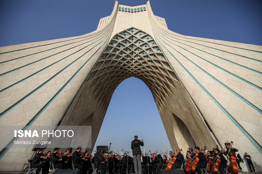 اجرای ارکستر سمفونیک تهران در میدان آزادی