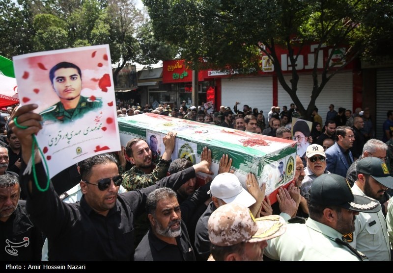 تشییع پیکر مطهر سرباز وظیفه شهید محمد مهدی مهدی پور قزوینی که در حمله رژیم صیهونیستی به شهادت رسیده بود،قزوین