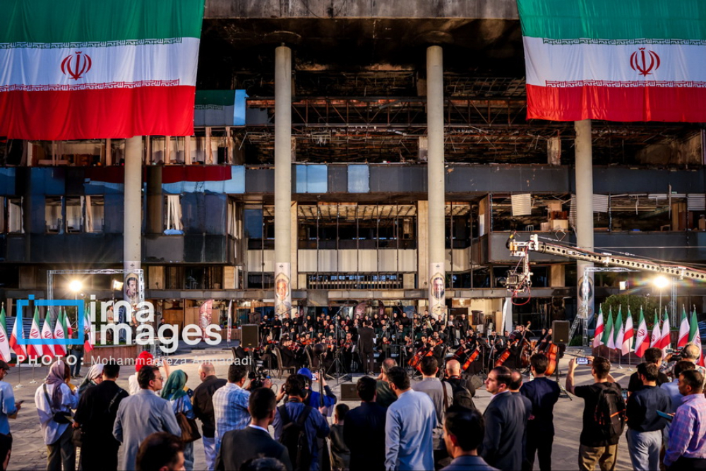 بازدید خبرنگاران خارجی از «ساختمان شیشه‌ای صداوسیما»