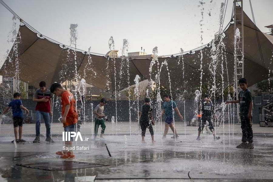 آب بازی کودکان برای فرار از گرمای تابستان در بوستان آب و آتش