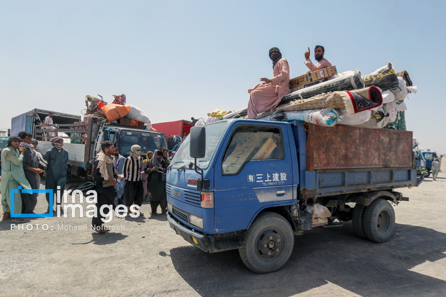 خروج اثاثیه اتباع غیرمجاز افغانستانی از مرز ماهیرود