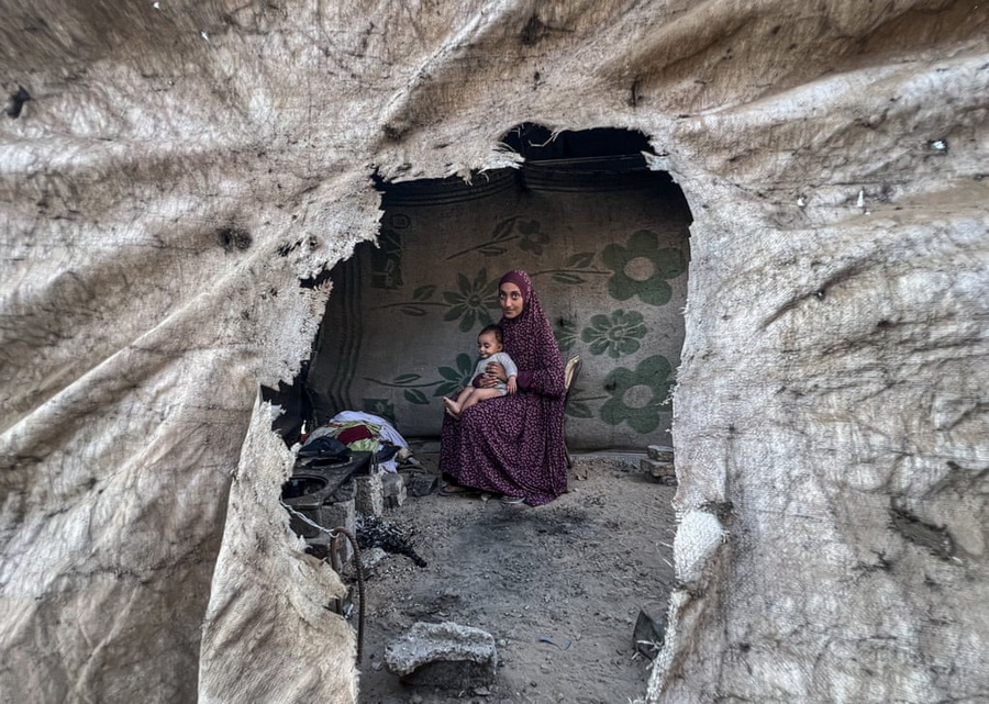 با سرد شدن ساکنین نوار غزه در چادر ها زندگی سختی را تجربه می کنند