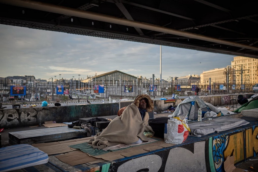 محمد اهل سودان که از سال ۲۰۱۷ در پاریس بوده، یکی از آخرین کسانی است که اردوگاه مهاجران را که توسط مقامات شهری پاکسازی شده بود، ترک کرد، پاریس، فرانسه