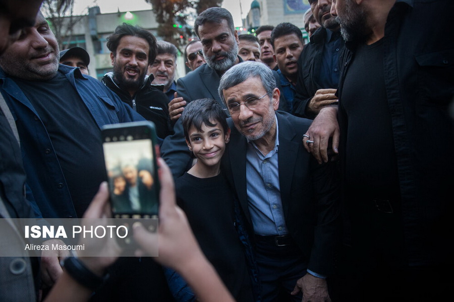 محمود احمدی نژاد در مراسم یادبود زرین احمدی‌نژاد در مسجد جامع نارمک