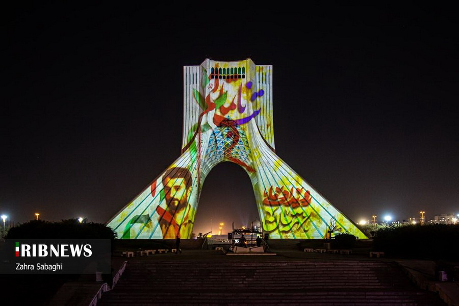اجرای برج‌ نگاره «قهرمان» بر پیکره برج آزادی