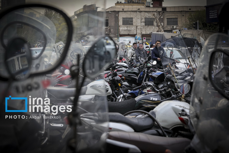 اشغال و سد معبر پیاده رو ها با پارک موتور سیکلت