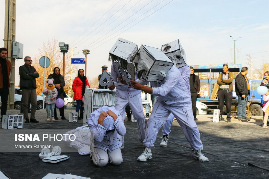 اجرای خیابانی «شب اسرار آمیز ستاره» در سی امین جشنواره بین المللی تئاتر کودک و نوجوان همدان