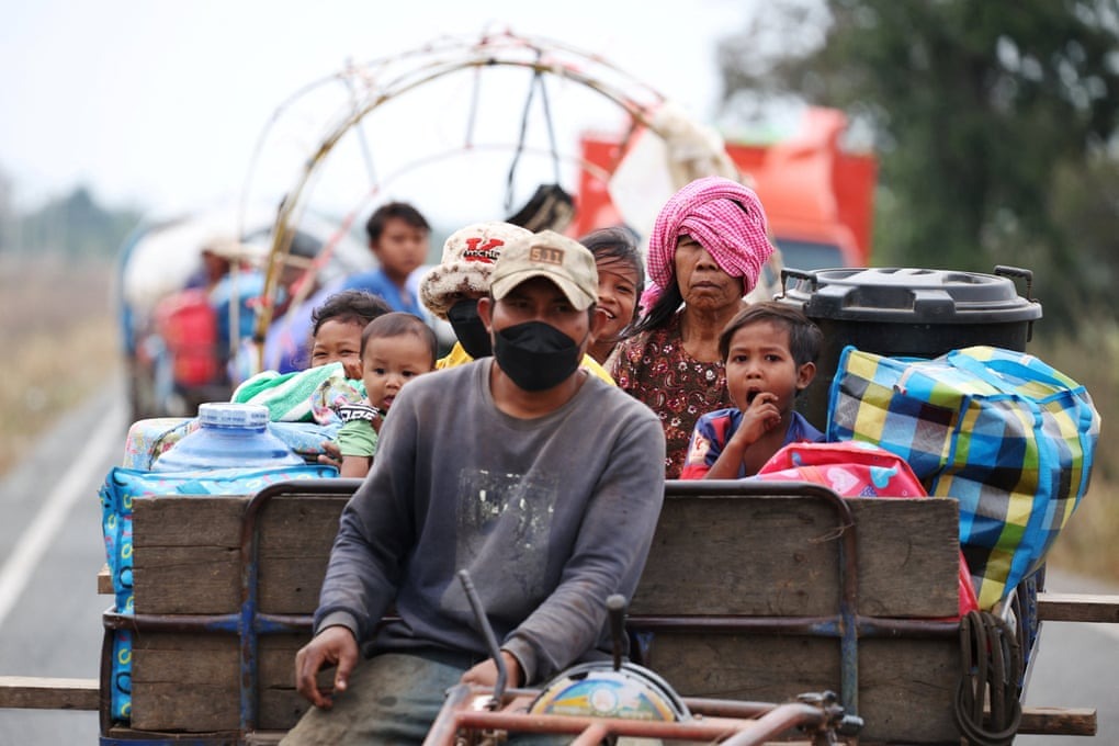 خانواده‌ای سوار بر تراکتور از درگیری‌های مرگبار بین تایلند و کامبوج در امتداد منطقه مرزی مورد مناقشه فرار می‌کنند، کامبوج