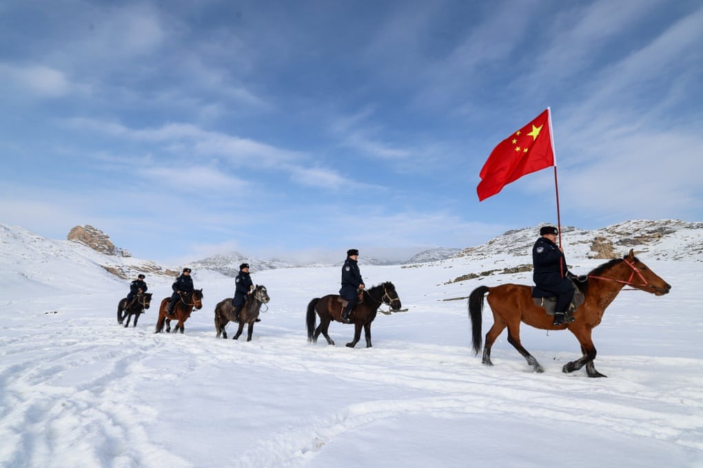 ماموران پلیس در حال گشت‌زنی در منطقه مرزی ،منطقه خودمختار سین کیانگ اویغور چین
