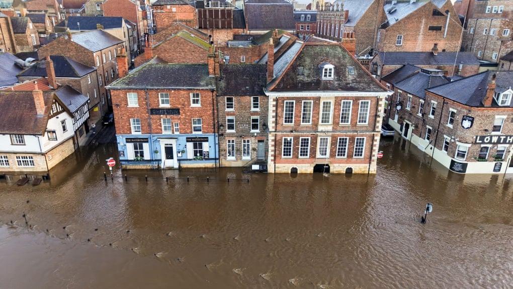 نمای هوایی از سیل در امتداد رودخانه اوز پس از رسیدن طوفان برام، انگلستان