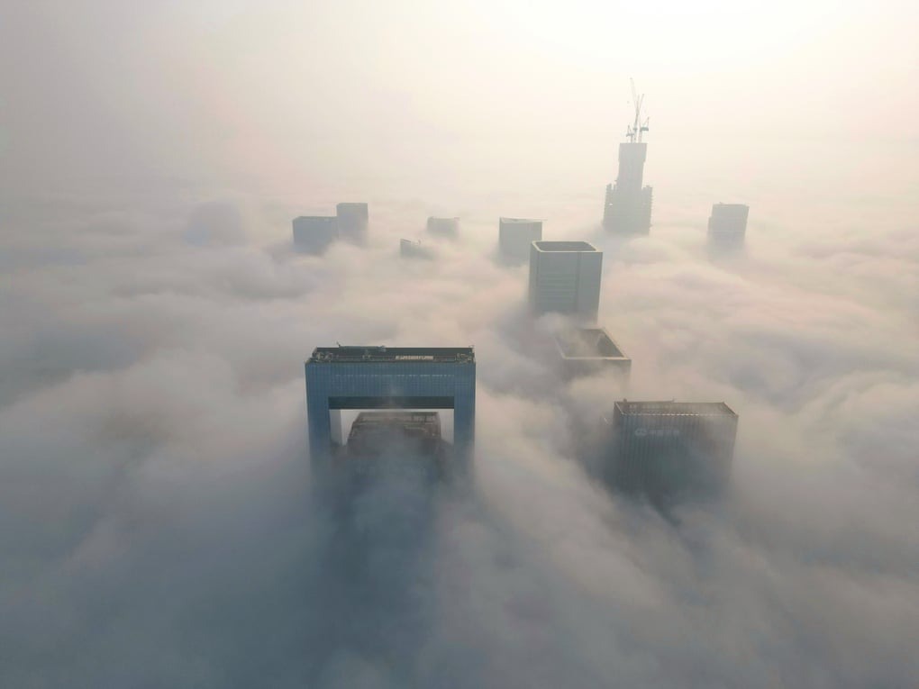 مه صبحگاهی آسمان خراش ها را در شهر چانگدو پوشانده است،چین