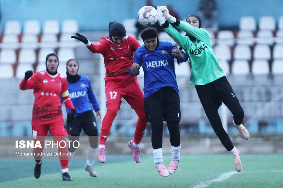 هفته یازدهم لیگ برتر فوتبال بانوان؛ فرا ایساتیس کران - پرسپولیس