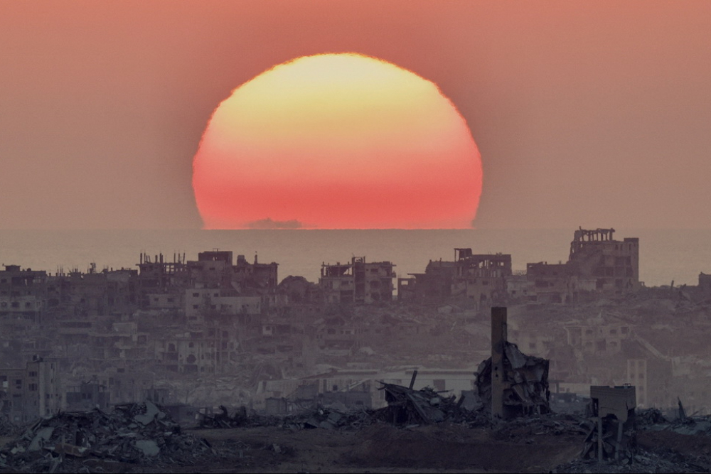 -غروب خورشید در پس زمینه ویرانه های ناشی از بمباران اسرائیل در غزه