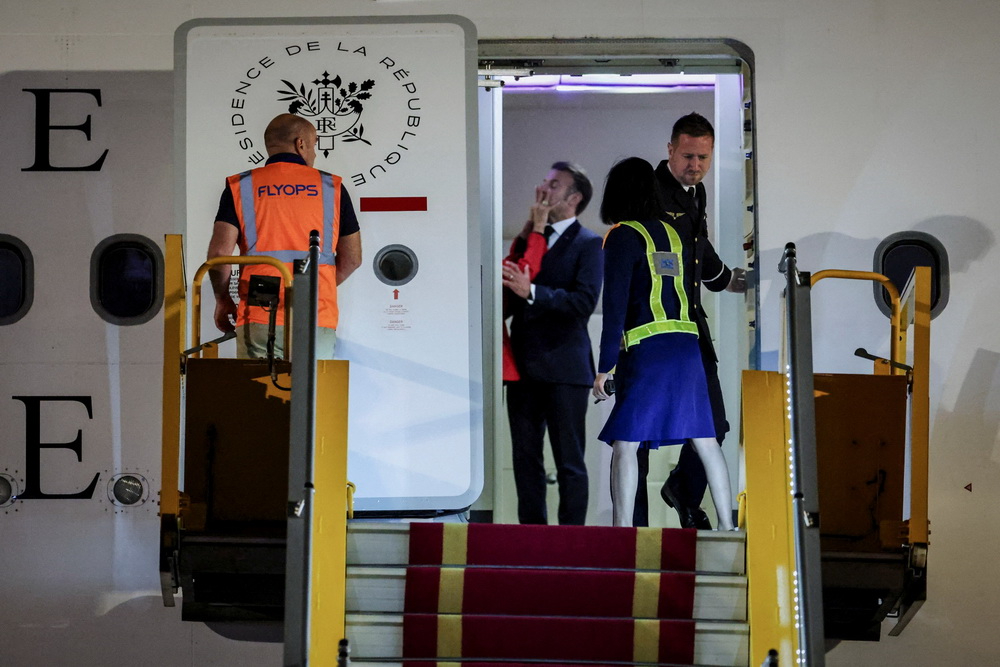 سیلی خوردن مکرون از همسرش در هواپیما، هنگام ورود به ویتنام