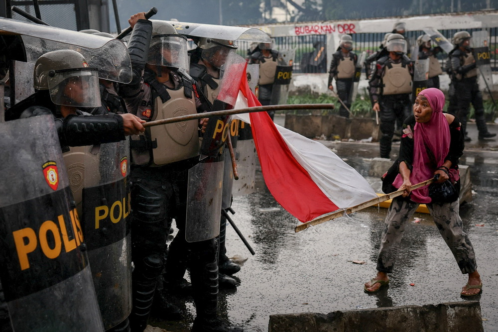 درگیری مردم و پلیس در اعتراض به حقوق بالای نمایندگان پارلمان اندونزی