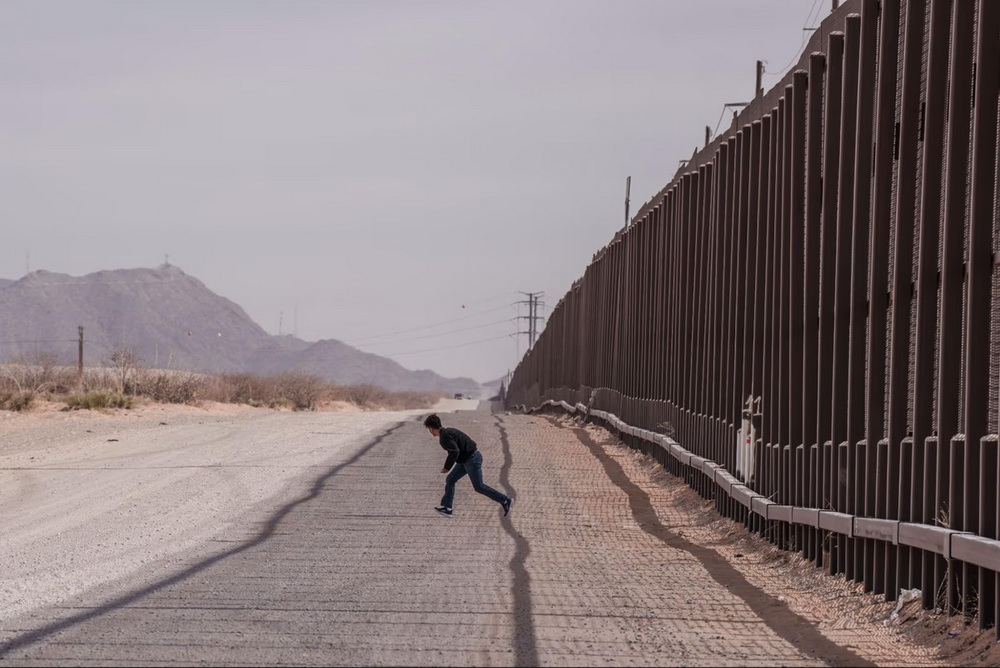 عبور غیر قانونی یک مهاجر از بین دیوار مرزی مکزیک، آمریکا