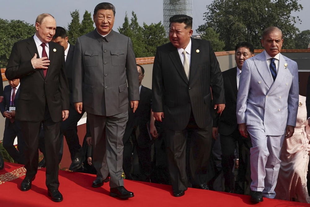 ولادیمیر پوتین، رئیس جمهور روسیه، شی جین پینگ، رهبر چین، کیم جونگ اون، رهبر کره شمالی و شهباز شریف، نخست وزیر پاکستان، در رژه نظامی هشتادمین سالگرد پایان جنگ جهانی دوم، چین