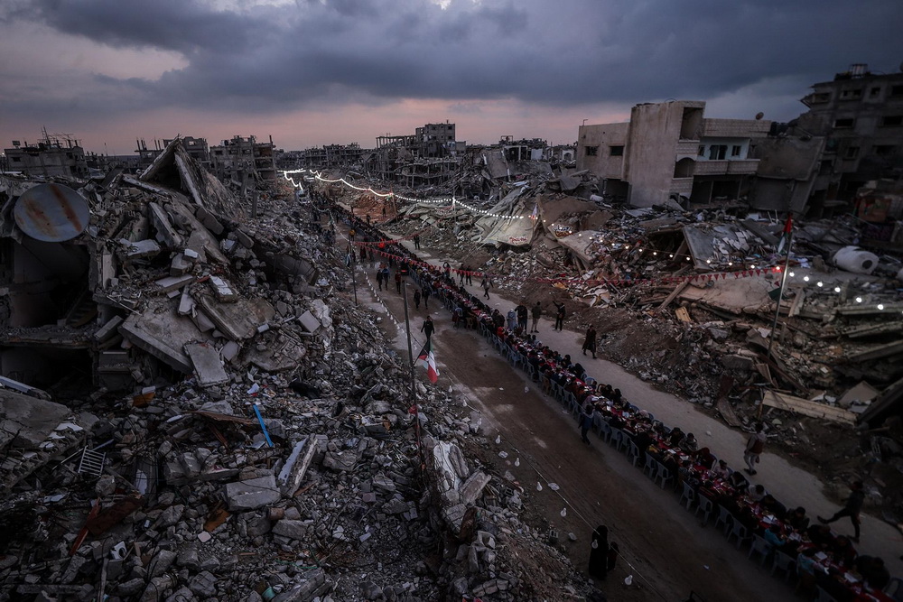 افطار جمعی ساکنان شهر رفح در میان آوارها در اولین روز ماه رمضان،نوار غزه