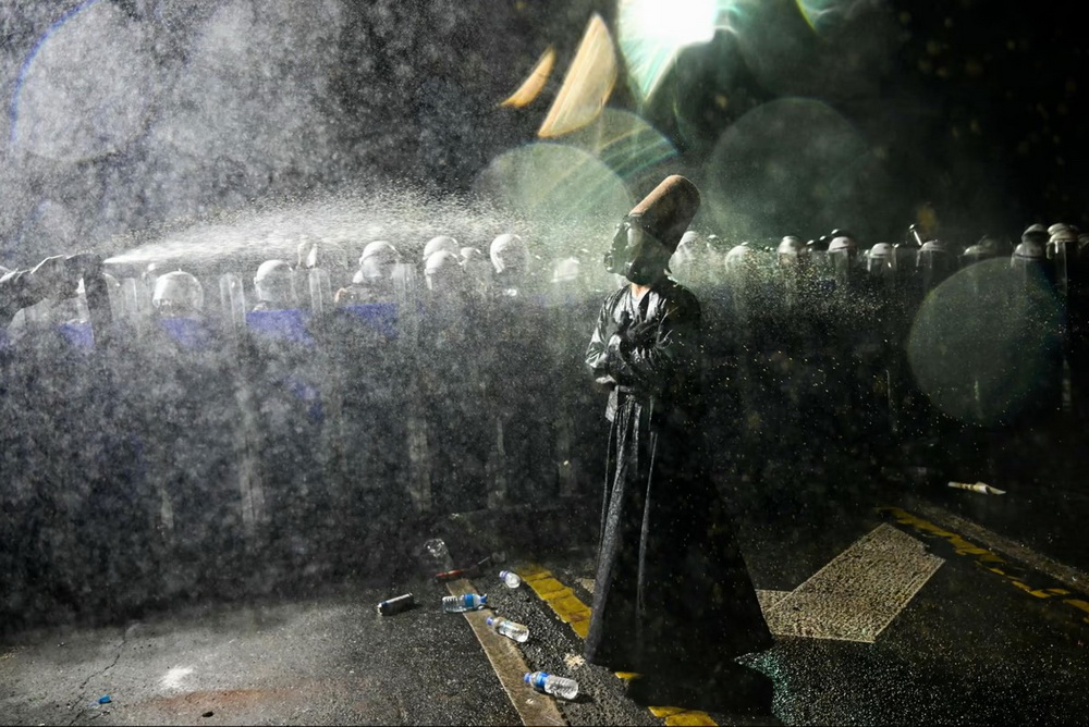 استفاده از اسپری فلفل علیه یکی از معترضان به بازداشت شهردار استانبول، ترکیه