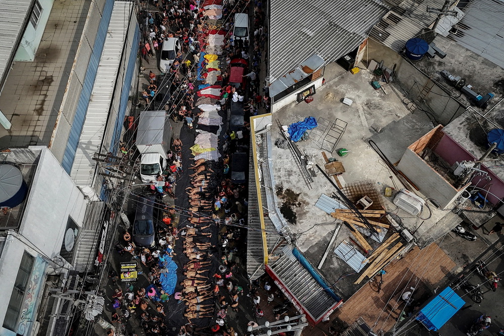 حمله مرگبار پلیس به محله های فقیر نشین ریو که منجر به کشته شدن 128 نفر شد