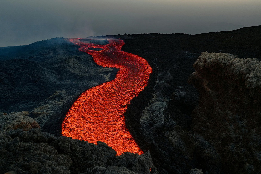 حرکت گدازه ها پس از فعال شدن آتشفشان کوه آتنا