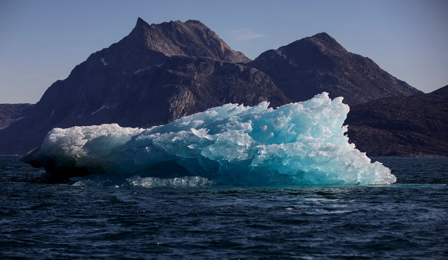 یک کوه یخ در نزدیکی شهر نووک، گرینلند