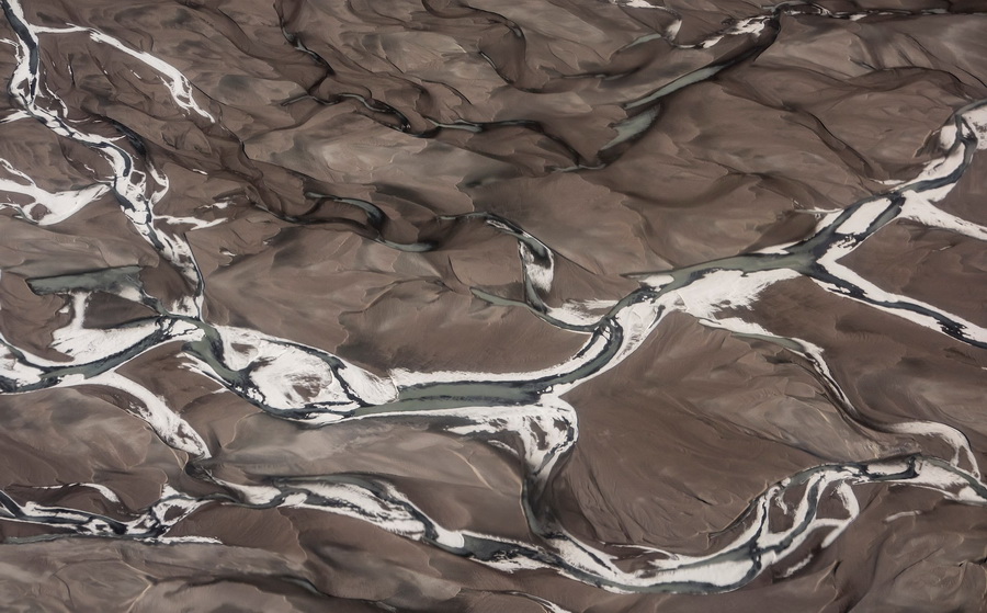 آب در حال ذوب و گل و لای یخچال‌های طبیعی در شمال کانگرلوسواک، گرینلند