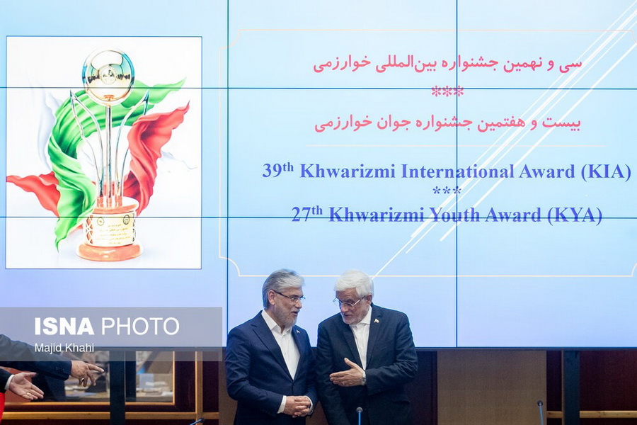 محمدرضا عارف، معاون اول رئیس جمهور و حسین سیمایی صراف، وزیر علوم در اختتامیه جشنواره بین‌المللی خوارزمی