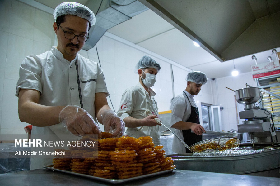 کارگاه‌ پخت زولبیا ، بامیه در مشهد