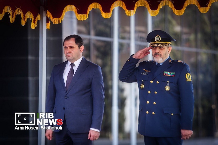 دیدار وزیر دفاع ارمنستان با وزیر دفاع ایران
